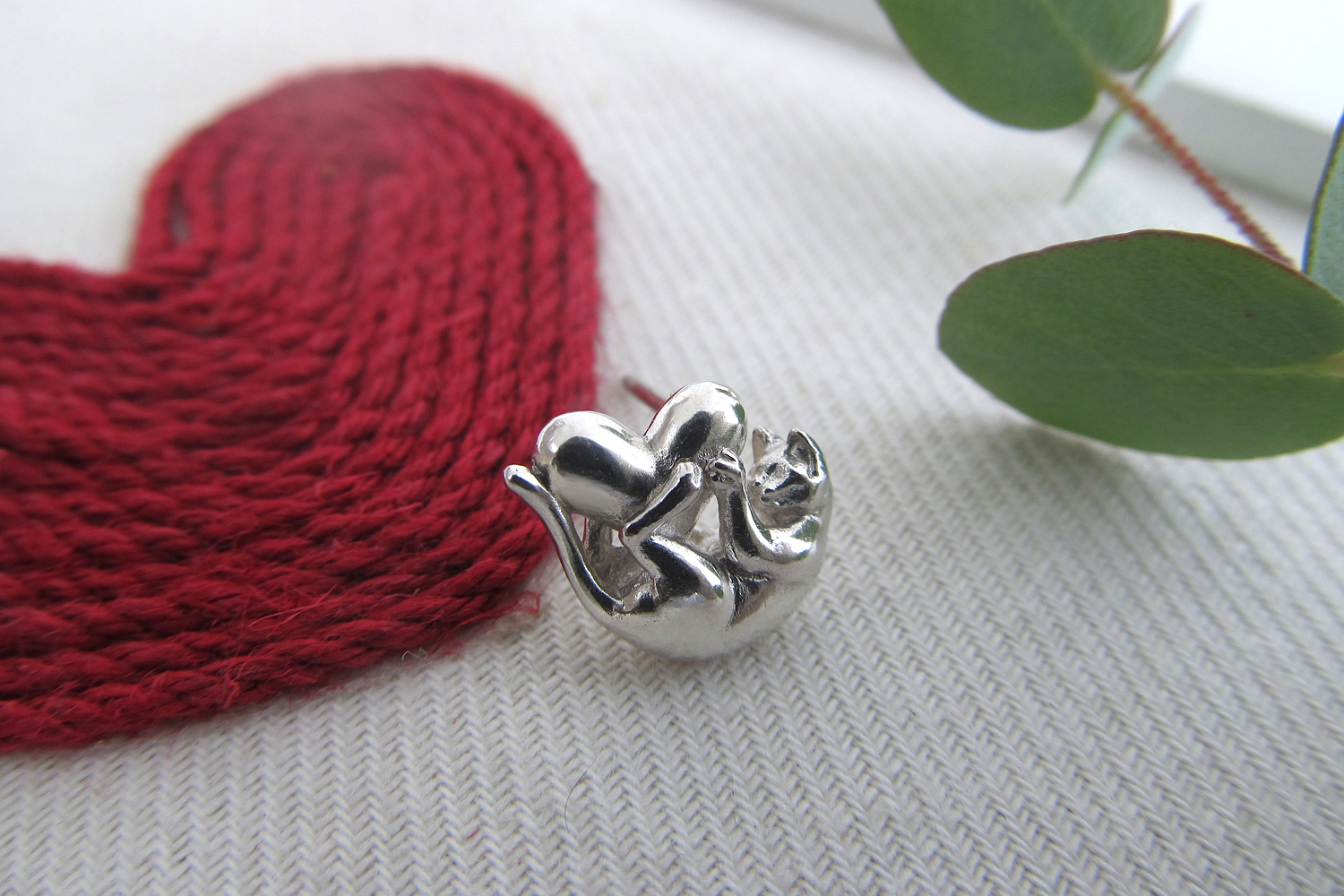 ハートをキャッチした猫のピンブローチ > Heart CATcher <